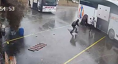Otobüs perondan çıktı, saniyeler sonra toprak kayması oldu, görevli ise son anda kaçtı