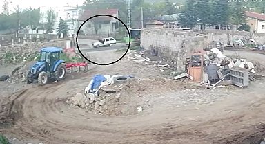 Otobüsten indi, otomobil çarptı: O anlar kamerada