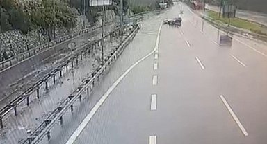 Otomobil bariyerlere ve araca çarptı