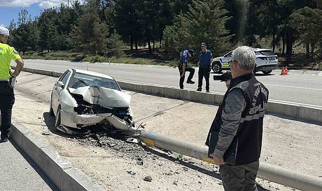 Otomobil elektrik direğine çarptı: 1 yaralı