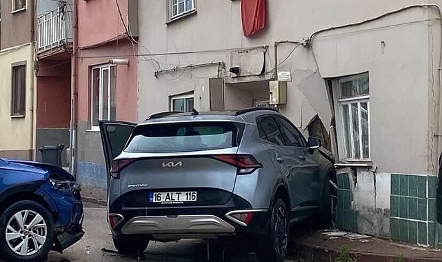 Otomobil ile çarpışan cip eve girdi