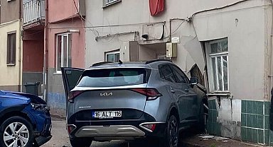 Otomobil ile çarpışan cip eve girdi
