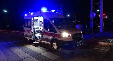 Otomobil ile çarpışan hafif ticari araç yan yattı
