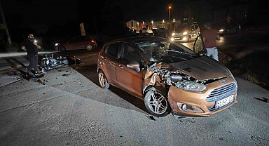 Otomobil ile çarpışan motosiklet sürücüsü ağır yaralandı... Kaza anı kamerada