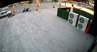 Otomobil ile motosikletin çarpıştığı kaza kamerada