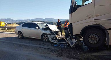 Otomobil ile tır kafa kafaya çarpıştı: Anne ve kızı öldü, baba ağır yaralandı