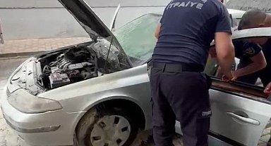 Otomobil park halindeyken alev aldı