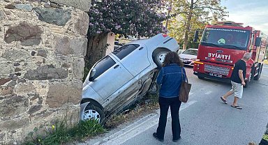 Otomobil taş binaya çarptı