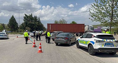 Otomobil tıra arkadan çarptı: 1 ölü, 4 yaralı