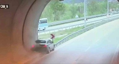 Otomobil tünel çıkışında bariyerlere çarptı: Kaza anı kamerada
