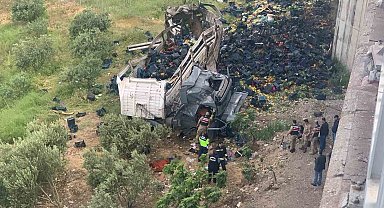 Otomobile çarpan sebze yüklü tır viyadükten aşağı uçtu: 3 ölü, 3 yaralı