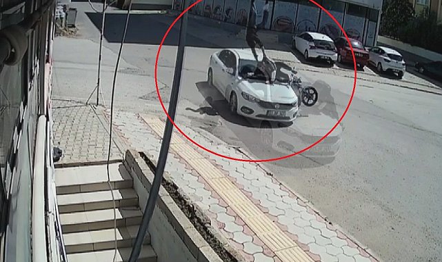 Otomobile ok gibi saplanan motosikletteki 2 kişinin havaya savrulduğu anlar kamerada