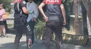 Otomobilin çarpıp kaçtığı kediyi yol kenarına alan polisler takdir topladı