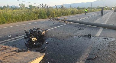 Otomobilin devirdiği elektrik direğine motosiklet çarptı: 4 yaralı