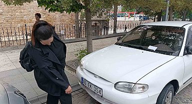 Otomobilin kaputuna giren kediyi itfaiye ekipleri kurtardı