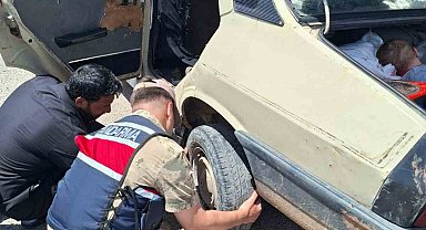 Otomobilin lastiğini jandarma değiştirdi