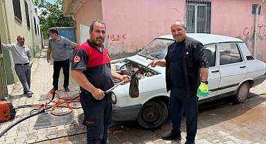 Otomobilin motoruna giren yılanı itfaiye çıkardı