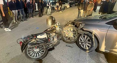 Otomobilin motosikletle çarpıştığı kaza güvenlik kamerasında