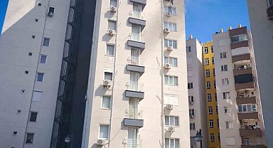 Oyun oynarken yakılan mum daireyi küle çevirdi