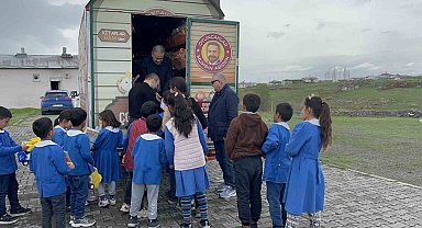 Oyuncak karavanı Kars'ta minik yürekleri ısıttı