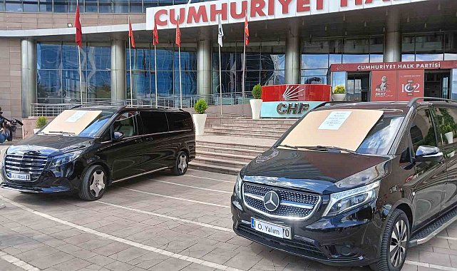 Özgür Özel döneminde CHP'ye tahsis edildiği iddia edilen iki araç "Haram parayla alınmıştır" yazısıyla sergilendi