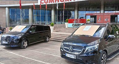 Özgür Özel döneminde CHP'ye tahsis edildiği iddia edilen iki araç "Haram parayla alınmıştır" yazısıyla sergilendi