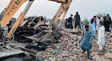 Pakistan'da karakola bombalı saldırı: 12 ölü, 2 yaralı
