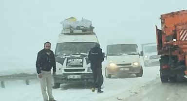 Palandöken Geçidi baharda da geçit vermedi, sürücülerin imdadına ekipler yetişti