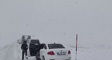 Palandöken geçidinde kar ve tipi etkili oldu