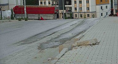 Paletli kepçeyi asfalta zarar vererek önlem almadan yürüten firmaya vatandaşlardan tepki