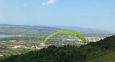 Paraşütü ile ormana daldı