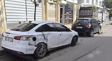 Park halindeki 5 otomobile çarpan sürücü aracını bırakarak kayıplara karıştı