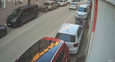 Park halindeki araca çarpıp kaçtı: O anlar kameraya böyle yansıdı
