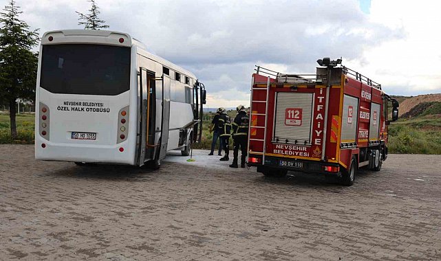 Park halindeki halk otobüsü alev aldı