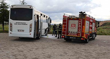 Park halindeki halk otobüsü alev aldı