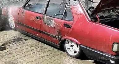 Park halindeki Tofaş marka otomobil yanarak kullanılamaz hale geldi