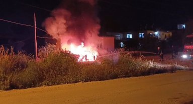 Park halindeyken alev alev yanan araç küle döndü