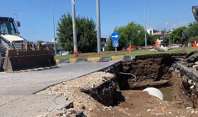 Patlayan ana su borusu yolları göle çevirdi, iş yerleri sular altında kaldı