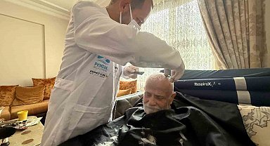 Pendik'te yatağa bağımlı hastalara berber hizmeti devam ediyor