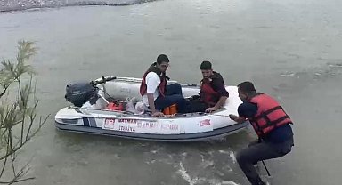Piknik için gittileri yerde su seviyesi yükselince mahsur kalan vatandaşları itfaiye kurtardı