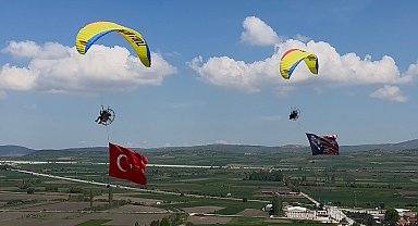 Pilotlar gökyüzünde Türk bayrağı açarak 19 Mayıs Atatürk'ü Anma Gençlik ve Spor Bayramı'nı kutladı