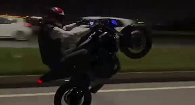 Plakayı söküp sosyal medya uğruna şov yapan motosiklet sürücüsüne 128 bin TL ceza