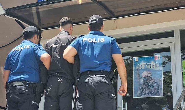Polis, bıçaklı saldırganı kıskıvrak yakaladı