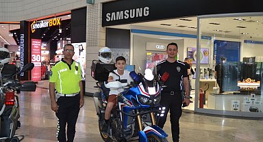 Polis, çocukları motosiklete bindirip çeşitli hediyeler dağıttı