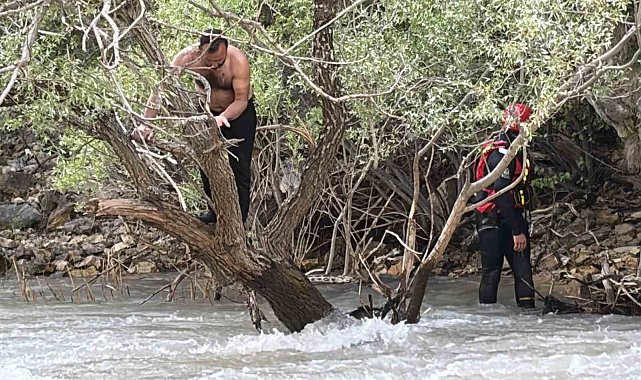 Pülümür Çayı'nda mahsur kalan şahsı jandarma kurtardı