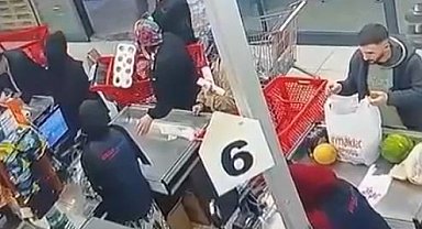 "Bir bakar mısın" diyerek çağırıp kafa attı: O anlar kameraya yansıdı