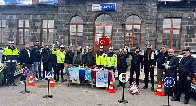 "Bir Kural Bir Ömür" Uyarısı: Akyaka'da trafik denetiminde hayat kurtaran bilgilendirme