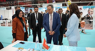 Rektör Akpolat, İpek Yolu Kariyer Fuarı'ndaki stantları ziyaret etti