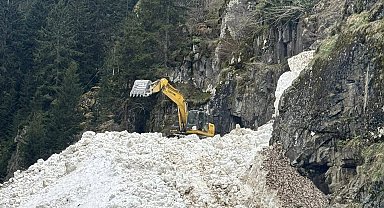 Rize'de yayla yollarında kar temizleme çalışmaları sürüyor