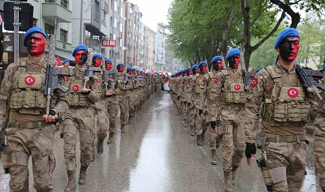 Sağanak altında gençlik yürüyüşü